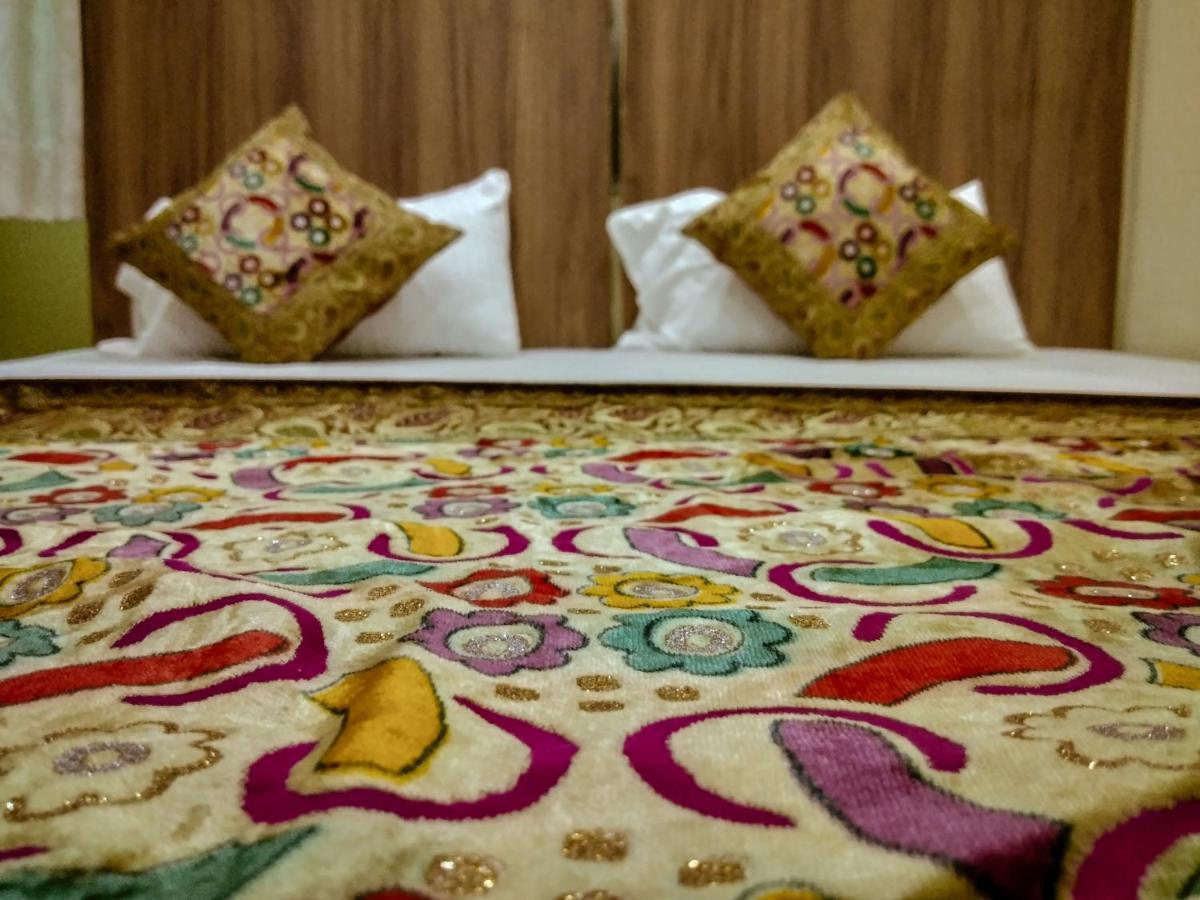ורנאסי Ajay Guest House מראה חיצוני תמונה