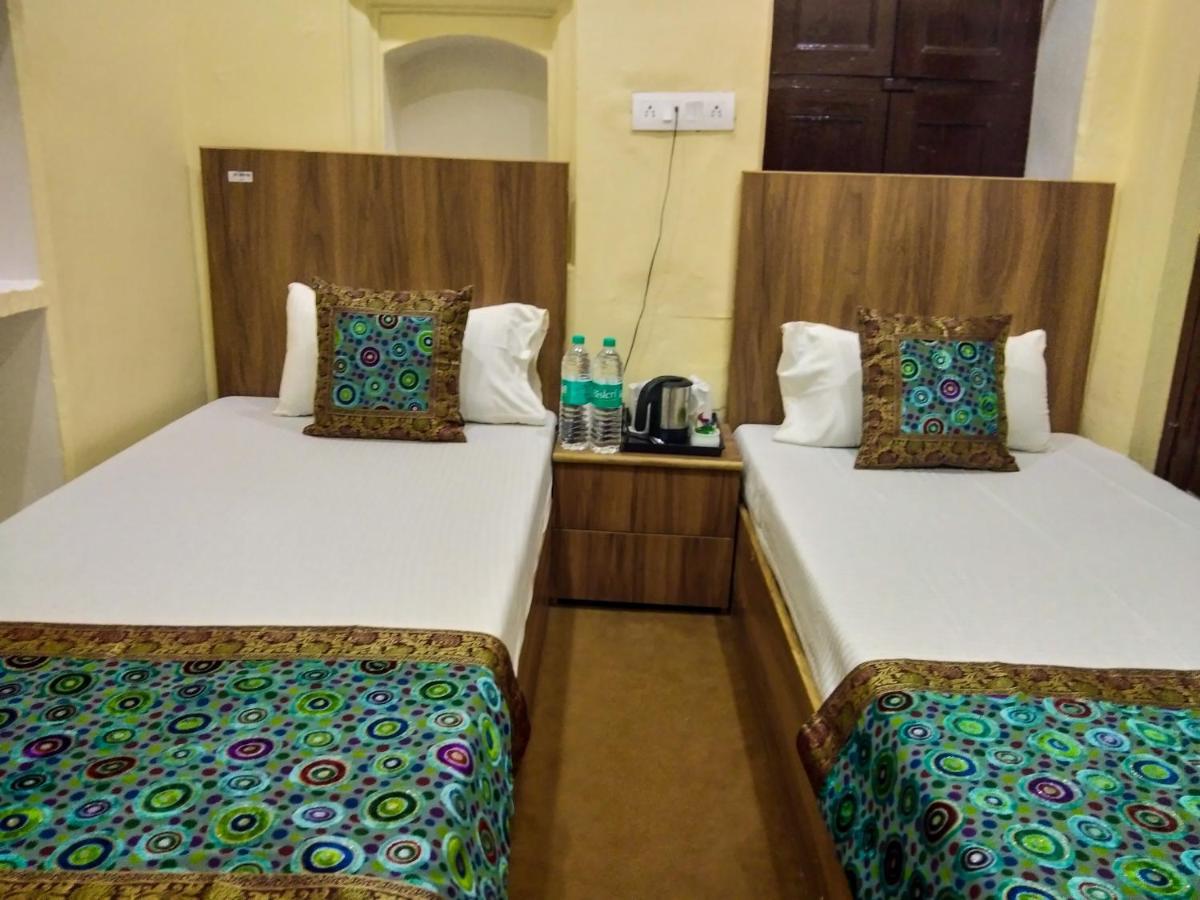 ורנאסי Ajay Guest House מראה חיצוני תמונה