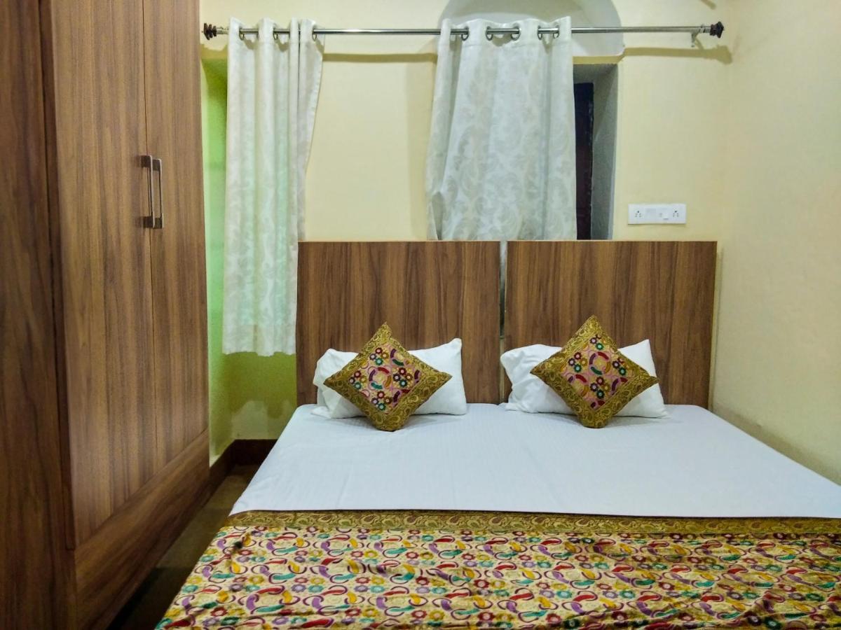 ורנאסי Ajay Guest House מראה חיצוני תמונה