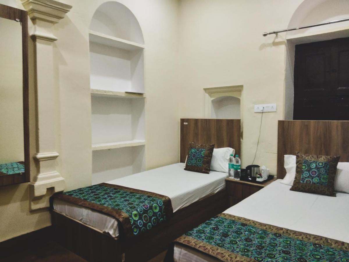 ורנאסי Ajay Guest House מראה חיצוני תמונה