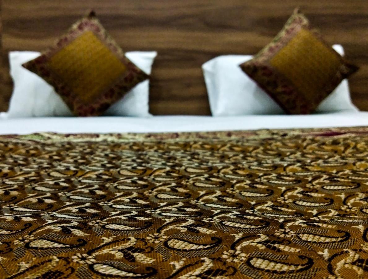 ורנאסי Ajay Guest House מראה חיצוני תמונה