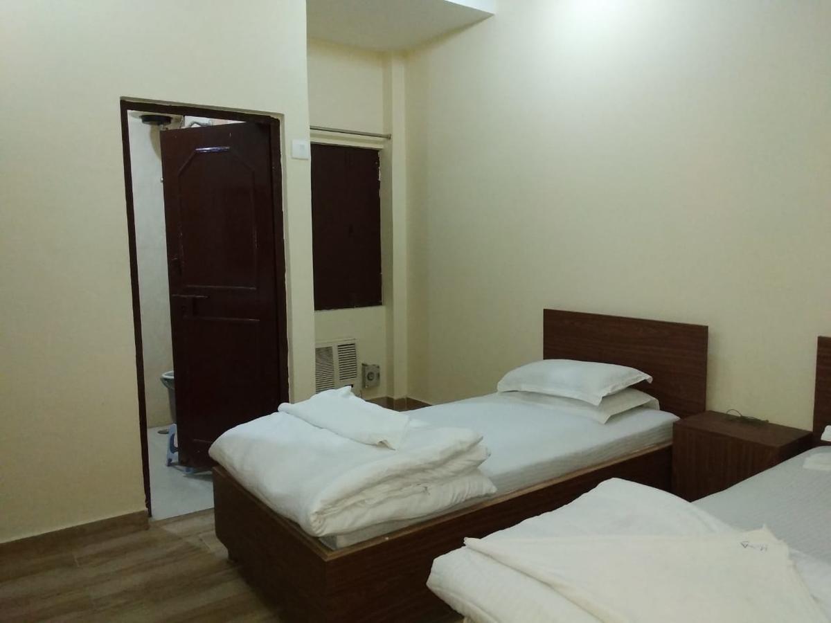 ורנאסי Ajay Guest House מראה חיצוני תמונה