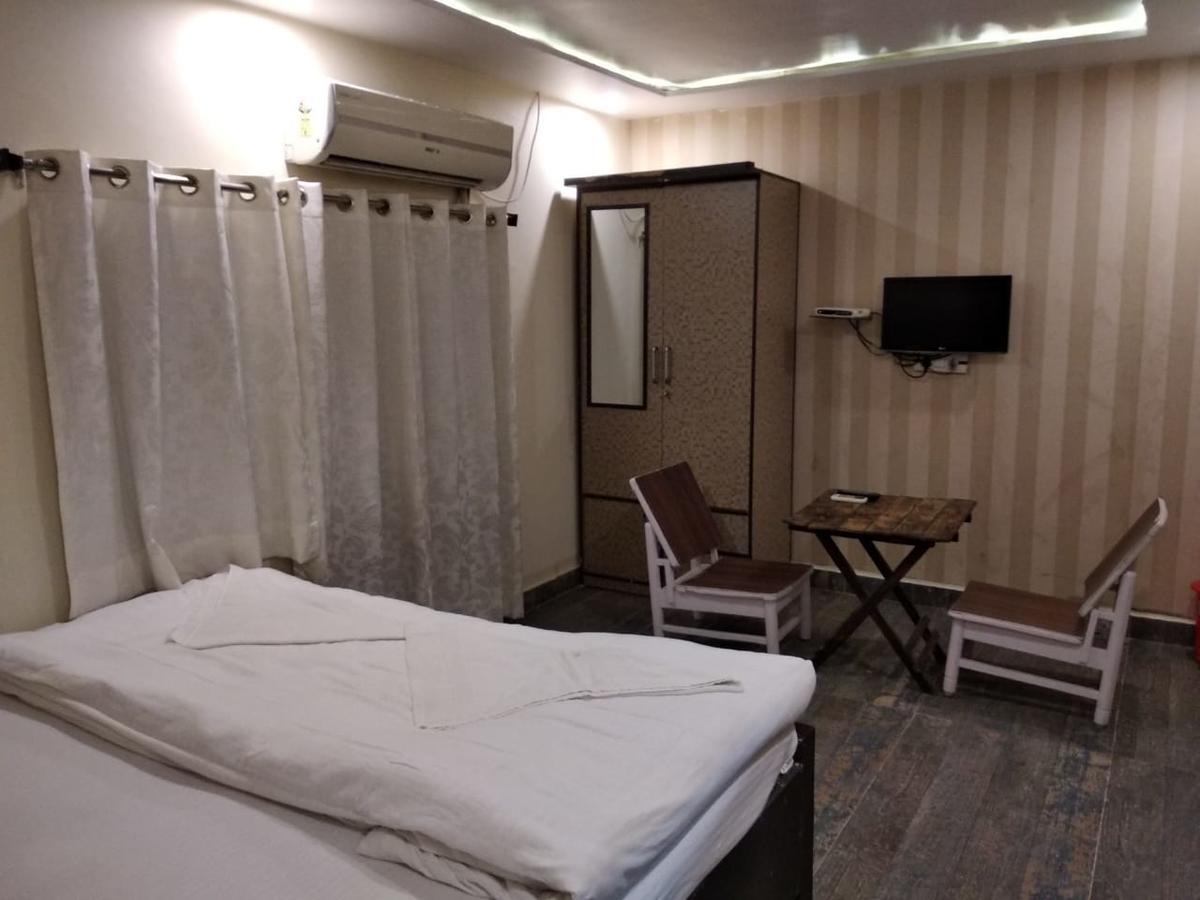 ורנאסי Ajay Guest House מראה חיצוני תמונה