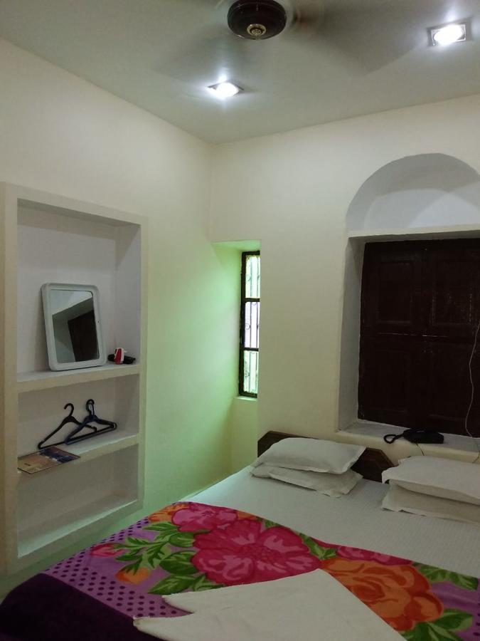 ורנאסי Ajay Guest House מראה חיצוני תמונה