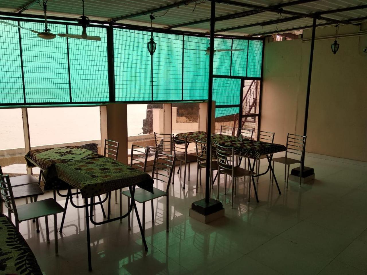 ורנאסי Ajay Guest House מראה חיצוני תמונה