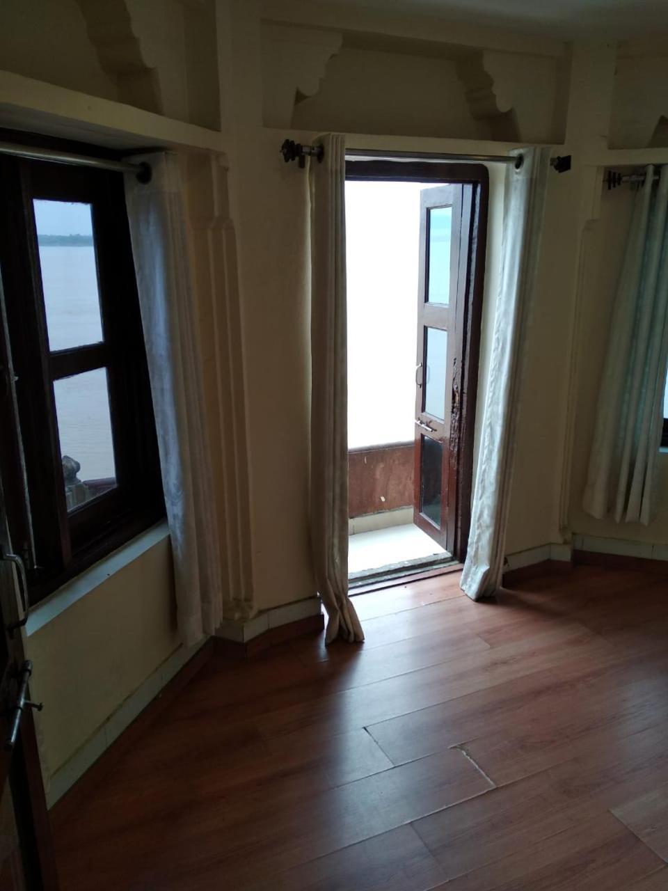 ורנאסי Ajay Guest House מראה חיצוני תמונה