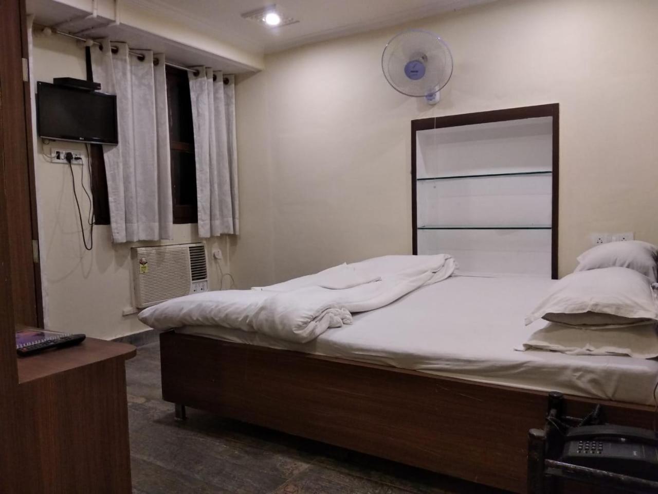 ורנאסי Ajay Guest House מראה חיצוני תמונה