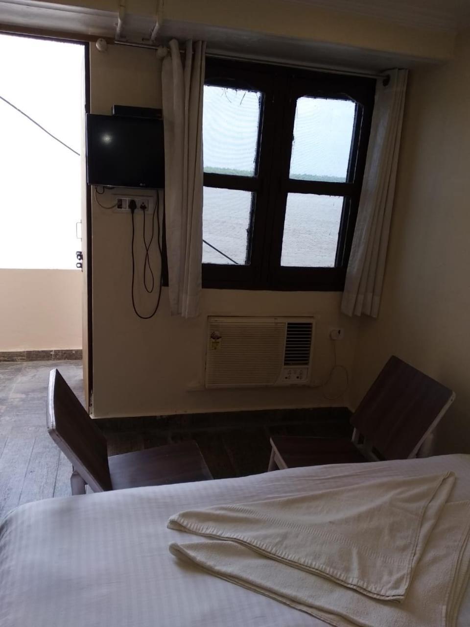 ורנאסי Ajay Guest House מראה חיצוני תמונה