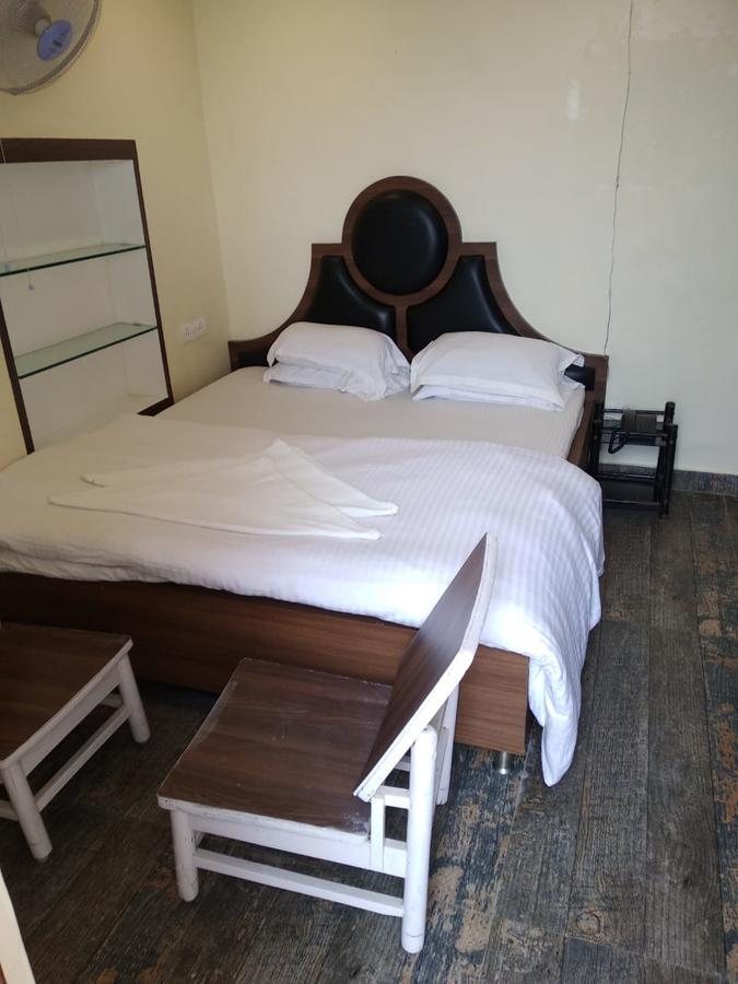 ורנאסי Ajay Guest House מראה חיצוני תמונה