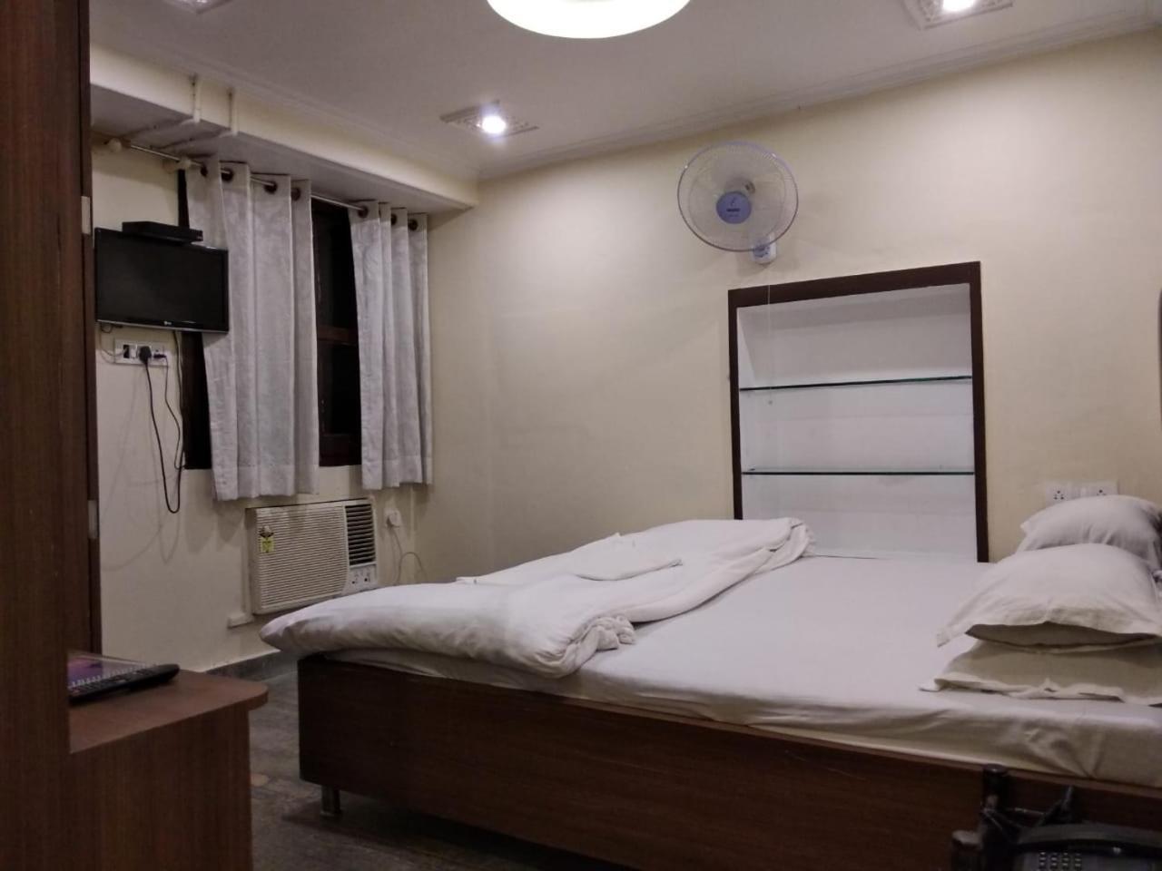 ורנאסי Ajay Guest House מראה חיצוני תמונה