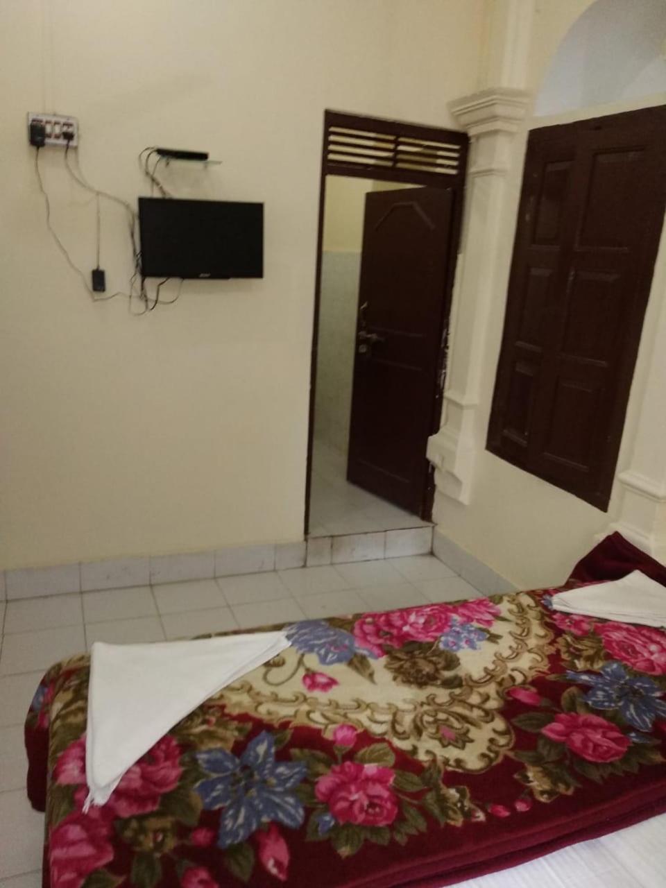 ורנאסי Ajay Guest House מראה חיצוני תמונה