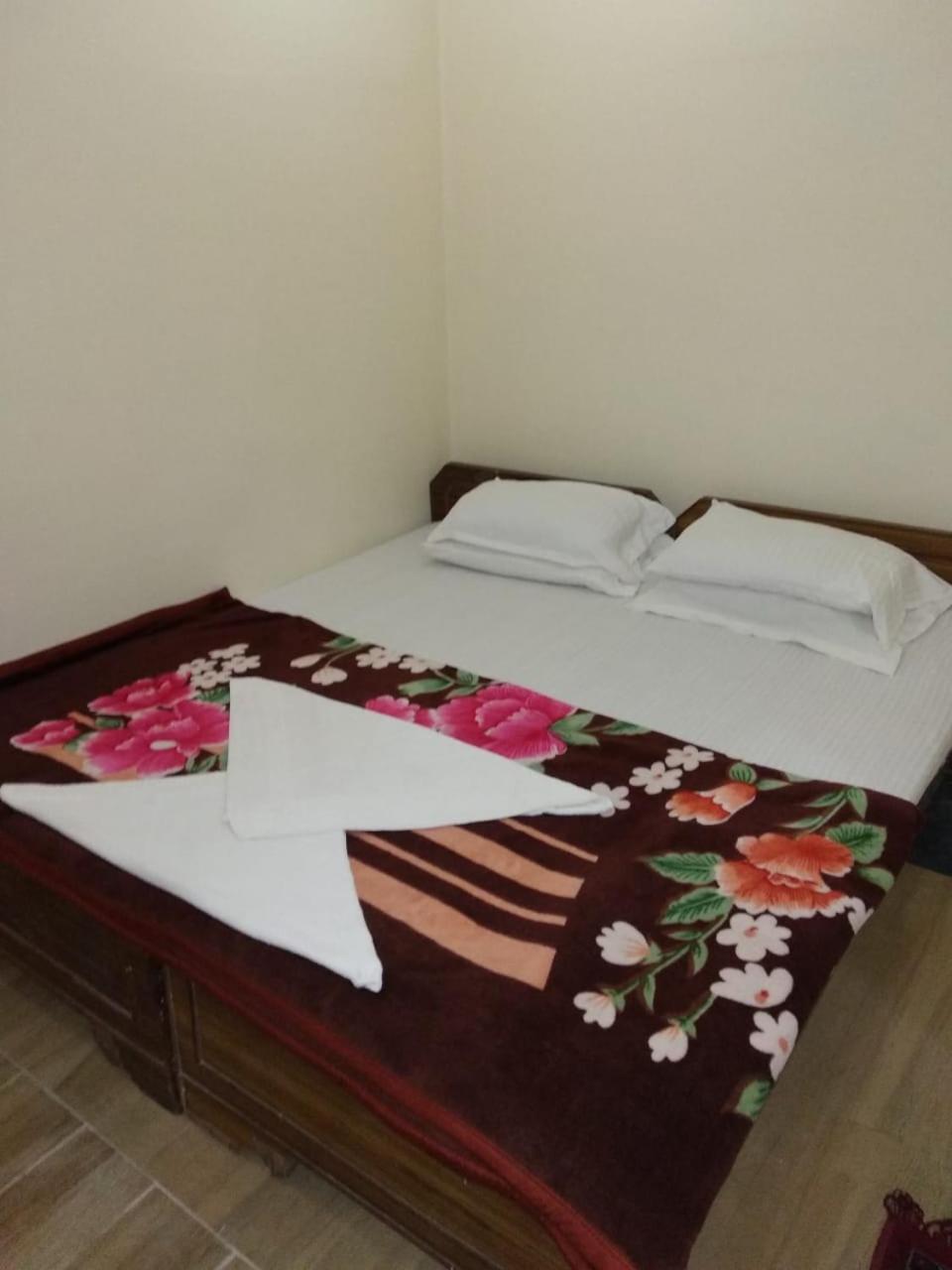 ורנאסי Ajay Guest House מראה חיצוני תמונה
