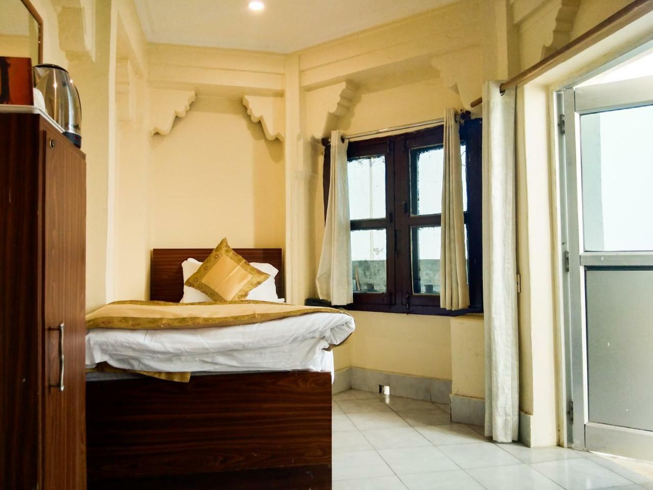 ורנאסי Ajay Guest House מראה חיצוני תמונה