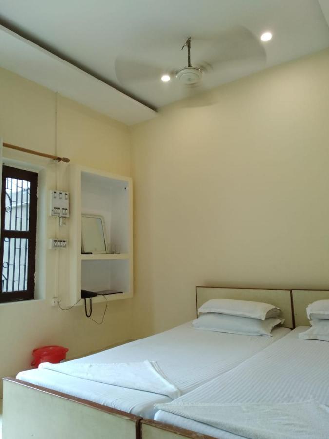 ורנאסי Ajay Guest House מראה חיצוני תמונה